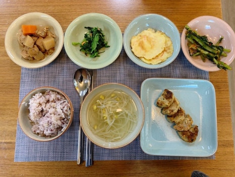 잡곡밥과 콩나물국, 반찬이 차려진 한 끼 식사